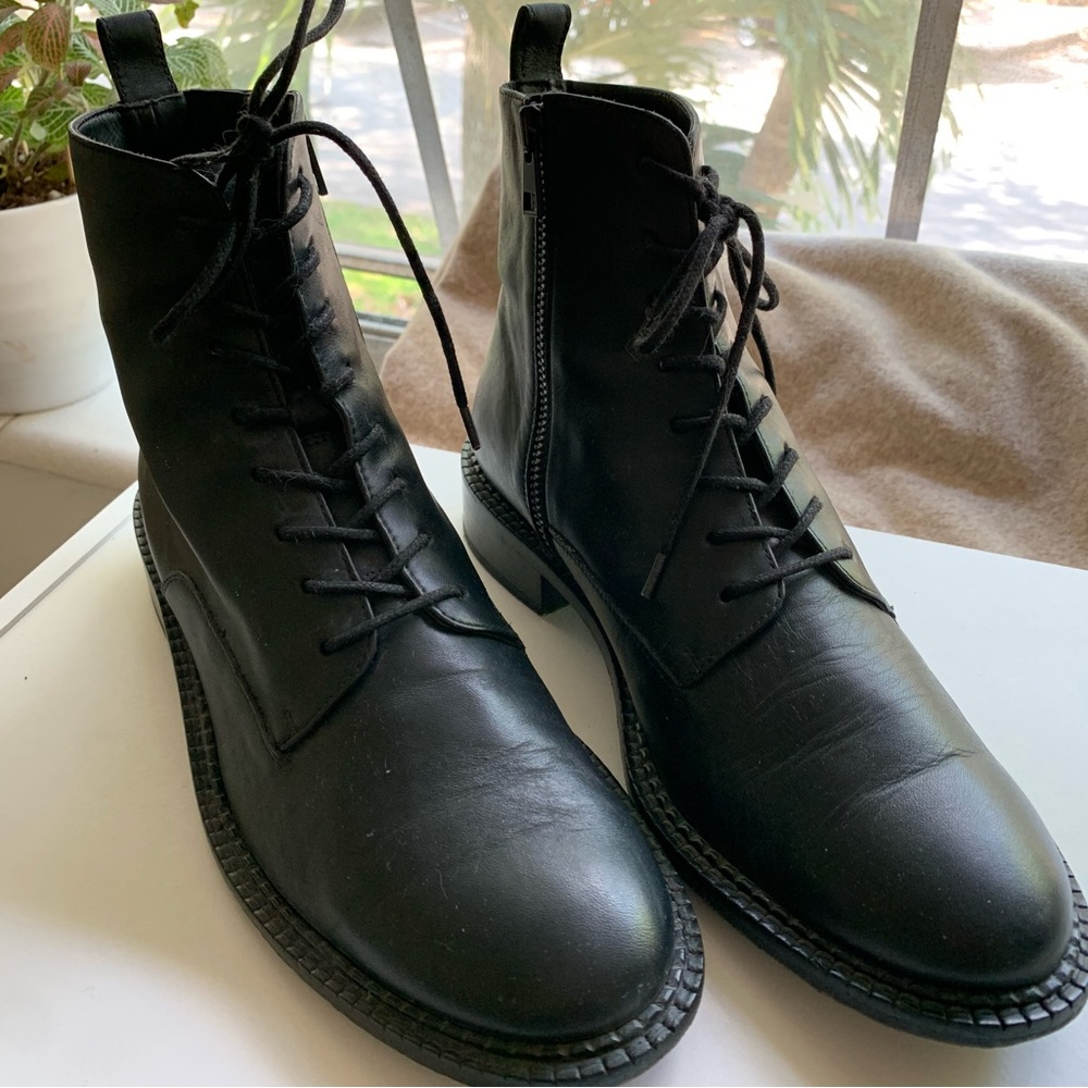 Vince boots in great condition. Fast shipping.